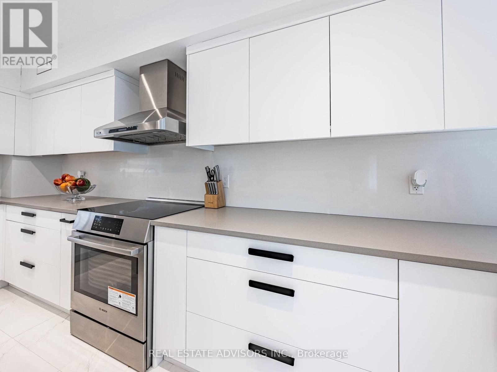 29 Ranwood Drive, Toronto, Ontario  M9N 3G2 - Photo 14 - W12204666