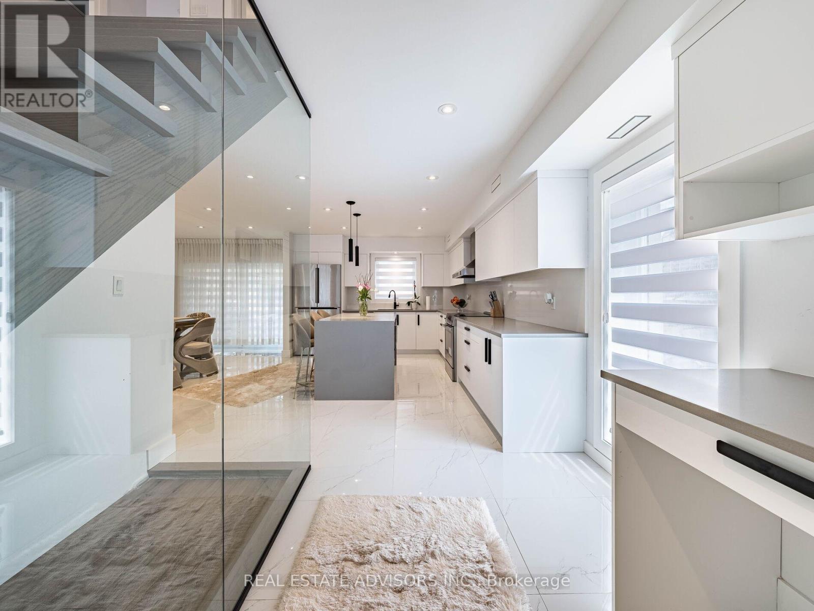 29 Ranwood Drive, Toronto, Ontario  M9N 3G2 - Photo 15 - W12204666