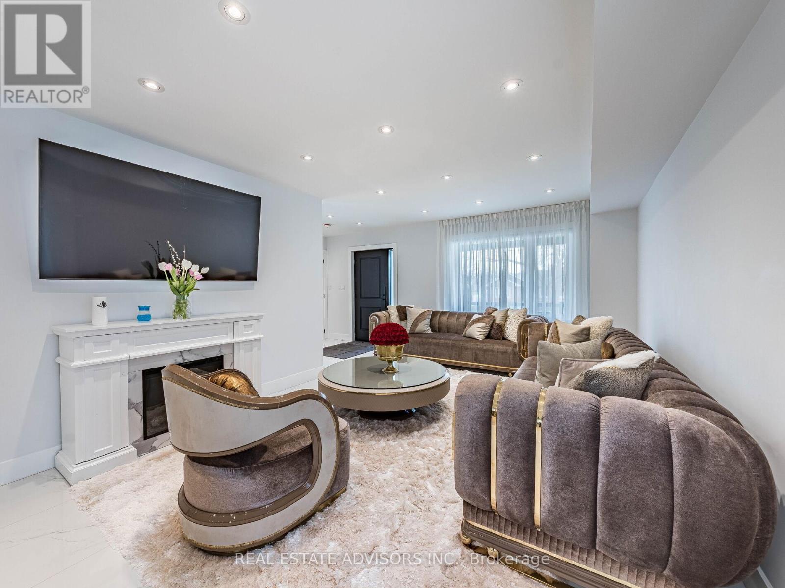 29 Ranwood Drive, Toronto, Ontario  M9N 3G2 - Photo 8 - W12204666