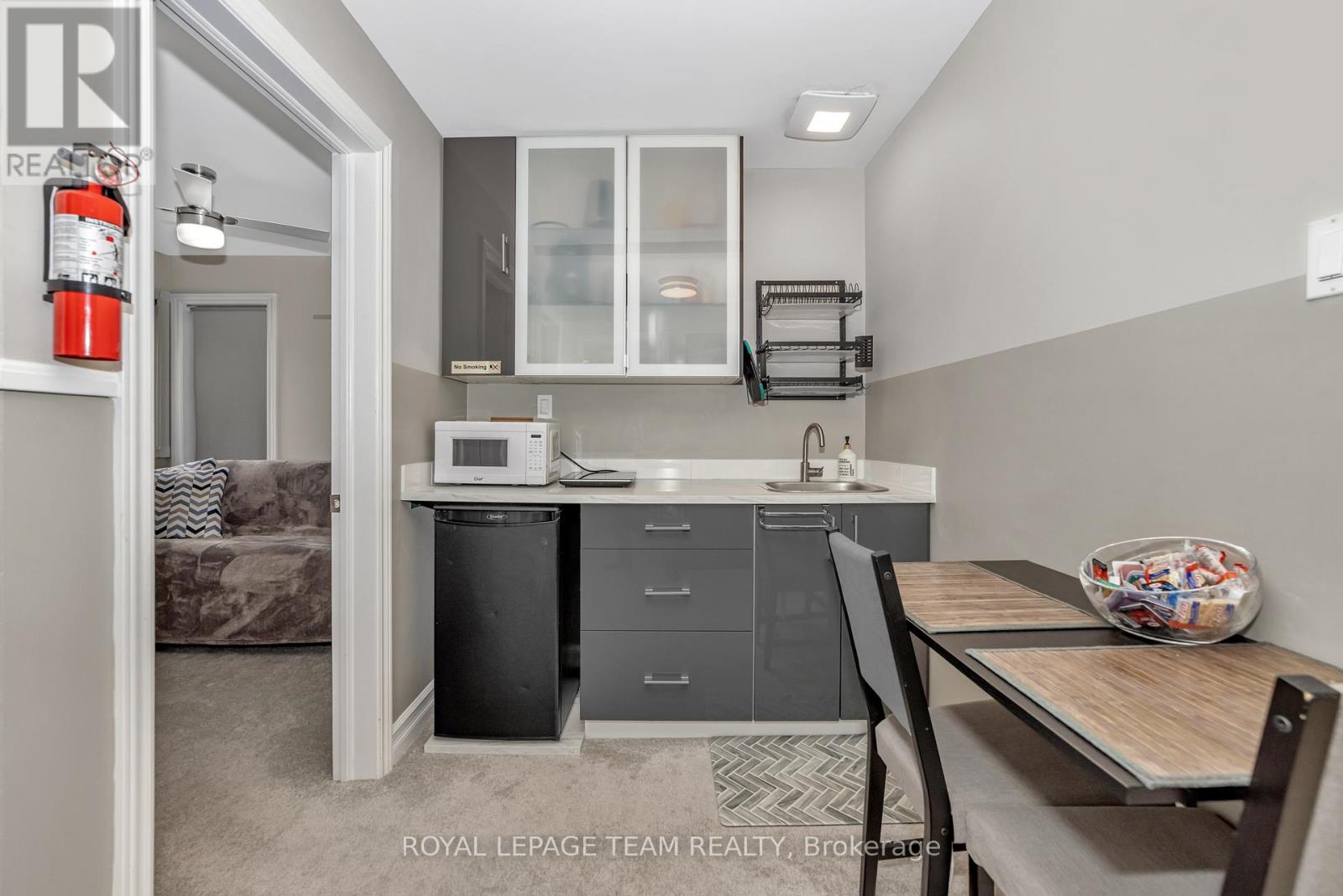 423 Blake Boulevard, Ottawa, Ontario  K1L 6L1 - Photo 10 - X12204723