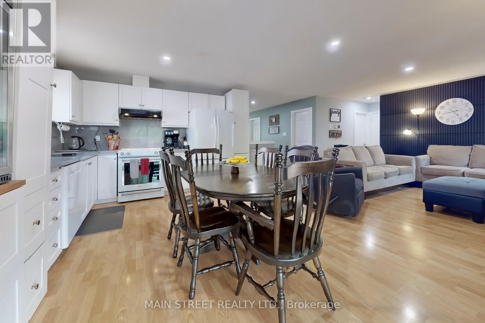 42 Evelyn Avenue, Georgina (Keswick North), Ontario  L4P 3C8 - Photo 7 - N12201648