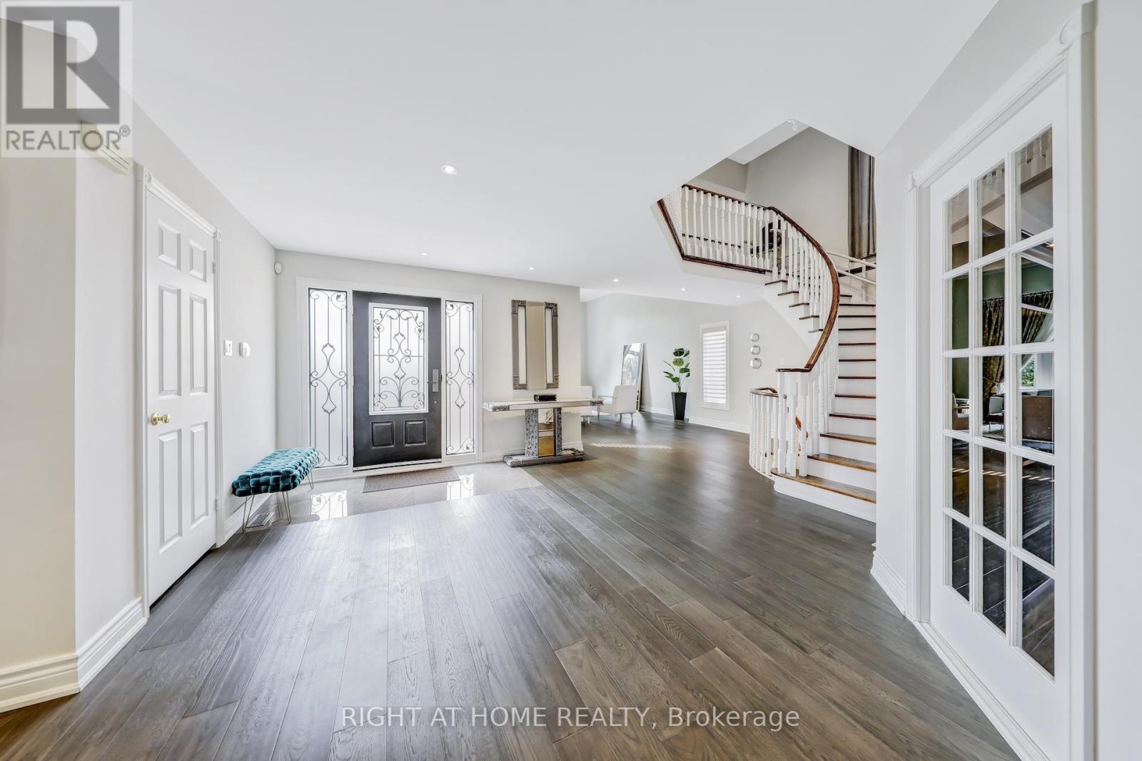 20 Woburn Drive, Vaughan, Ontario  L4L 7H8 - Photo 4 - N12203218