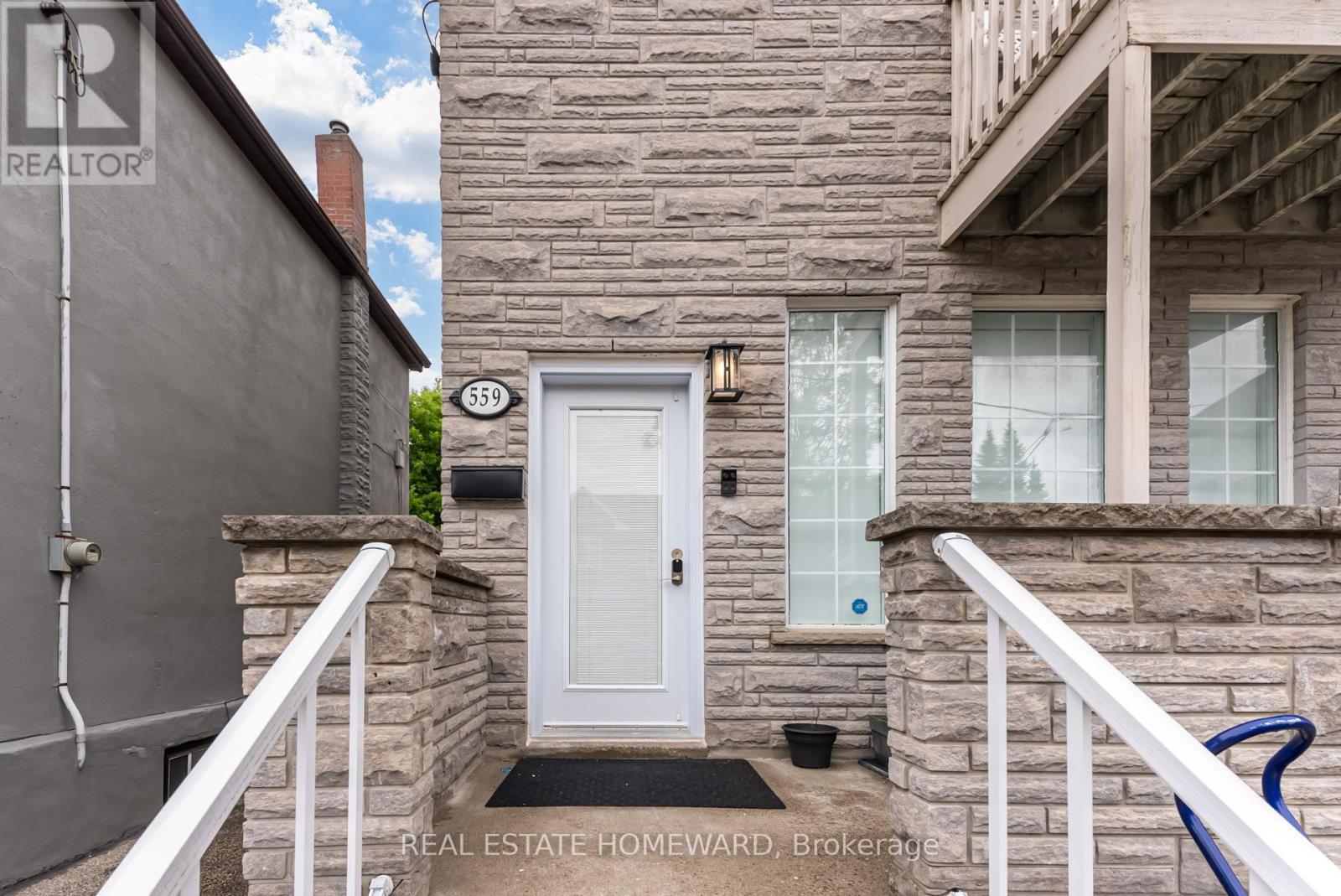 Upper - 559 Delaware Avenue N, Toronto, Ontario  M6H 2V3 - Photo 4 - C12149528