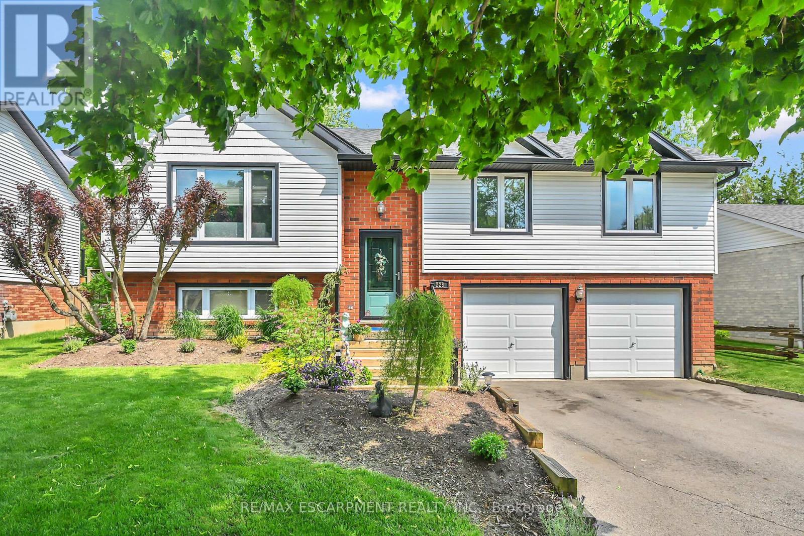 229 Williamson Drive, Haldimand, Ontario  N3W 1A5 - Photo 2 - X12204775
