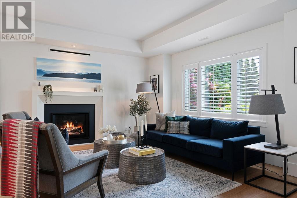 934 Forest Hills Drive, North Vancouver, British Columbia  V7R 1N2 - Photo 3 - R3012649