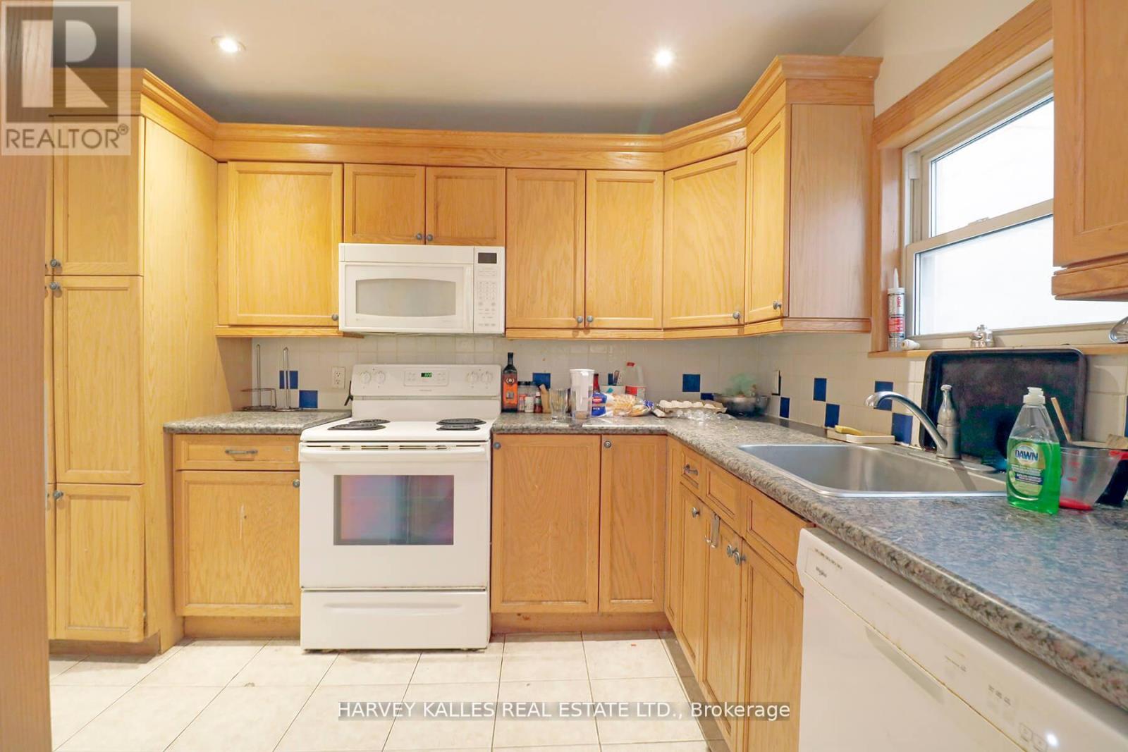 Main - 6 Poplar Plains Crescent, Toronto, Ontario  M4V 1E8 - Photo 12 - C12204796