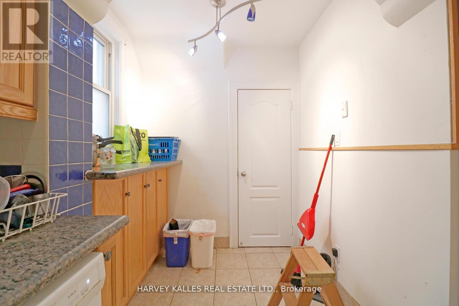 Main - 6 Poplar Plains Crescent, Toronto, Ontario  M4V 1E8 - Photo 13 - C12204796