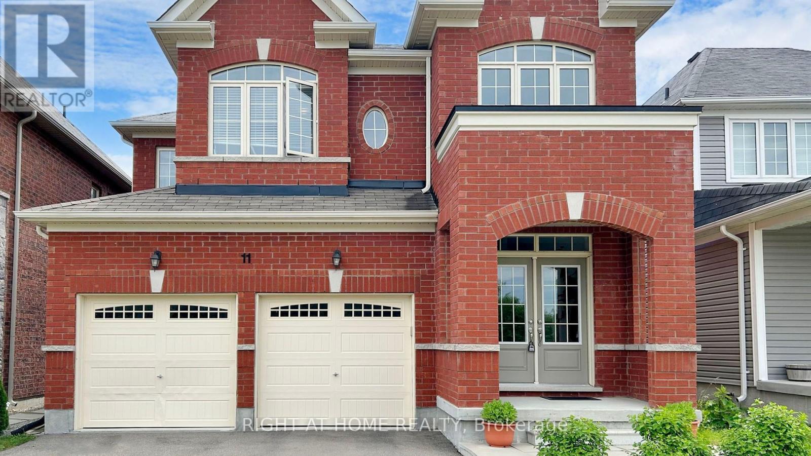 11 Robert Wilson Crescent, Georgina, Ontario  L4P 0G8 - Photo 4 - N12204803