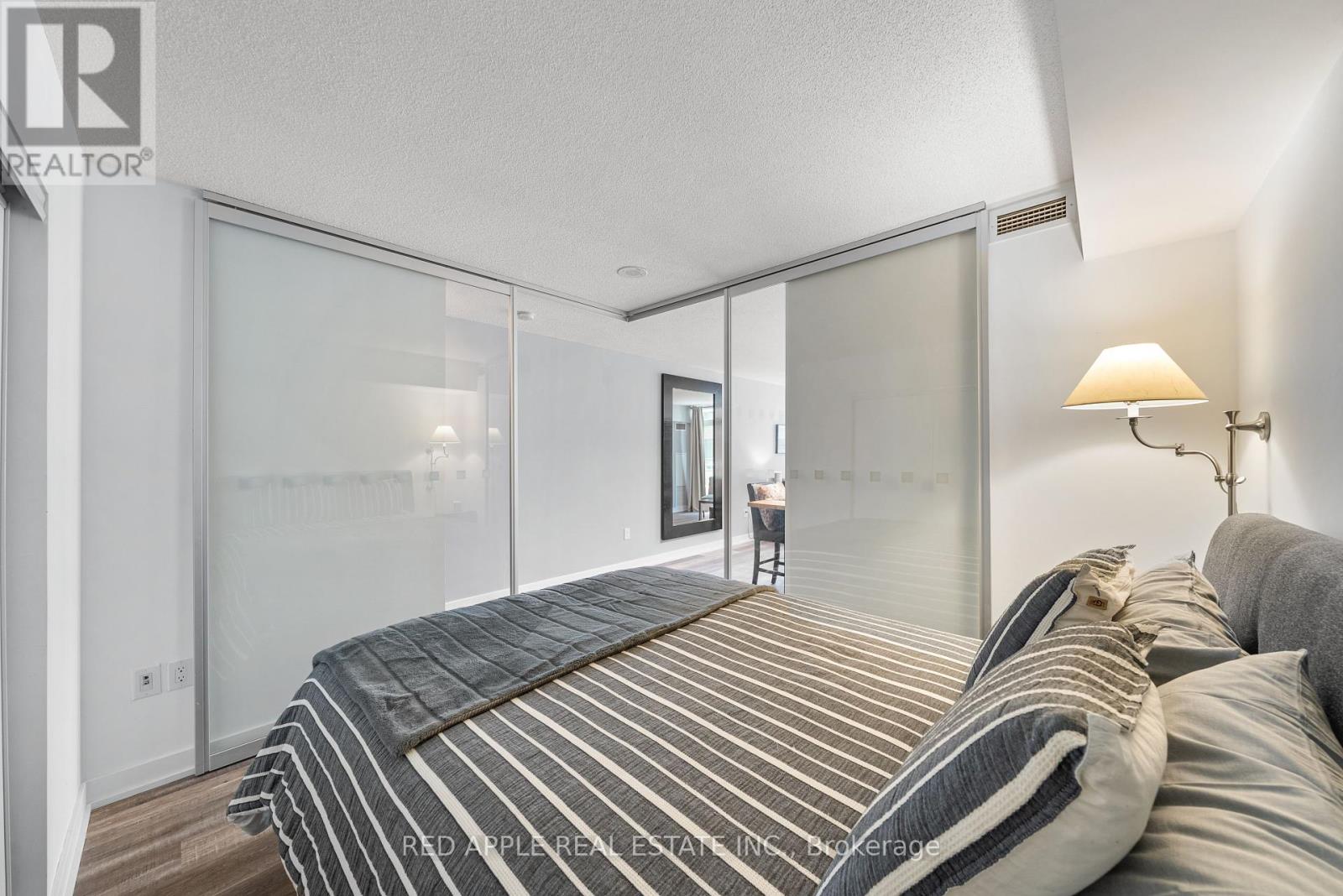 530 - 21 Iceboat Terrace, Toronto, Ontario  M5V 4A9 - Photo 17 - C12201879