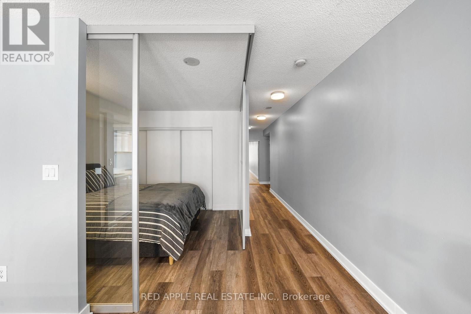 530 - 21 Iceboat Terrace, Toronto, Ontario  M5V 4A9 - Photo 14 - C12201879