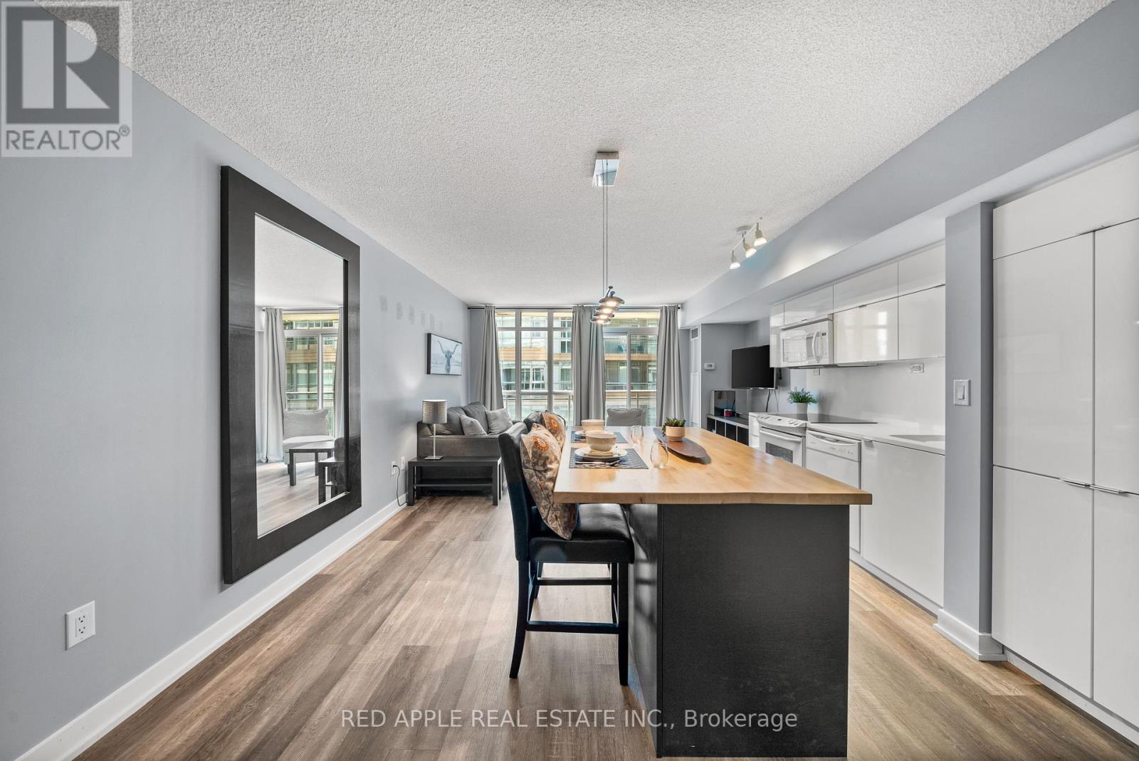 530 - 21 Iceboat Terrace, Toronto, Ontario  M5V 4A9 - Photo 3 - C12201879