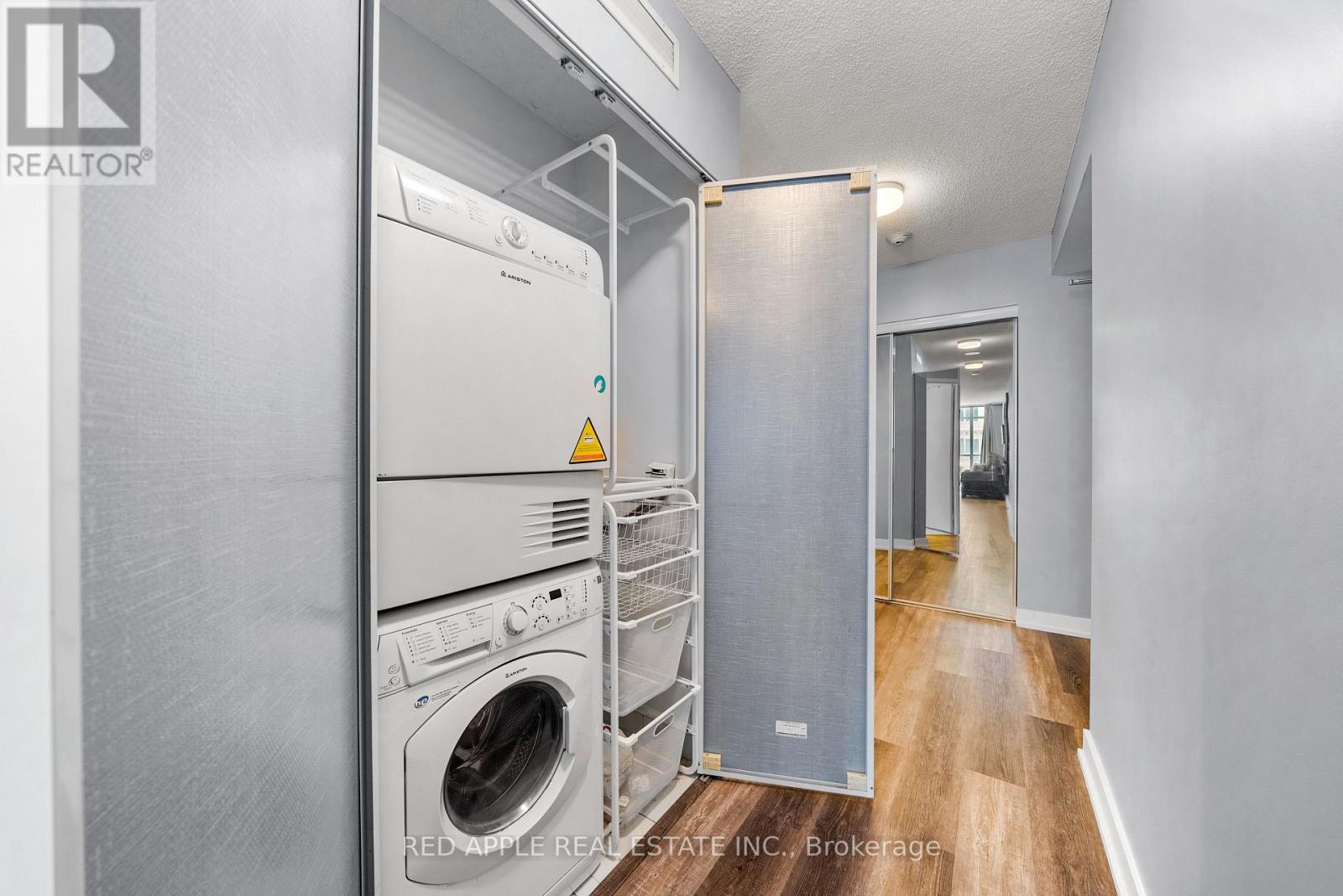 530 - 21 Iceboat Terrace, Toronto, Ontario  M5V 4A9 - Photo 18 - C12201879