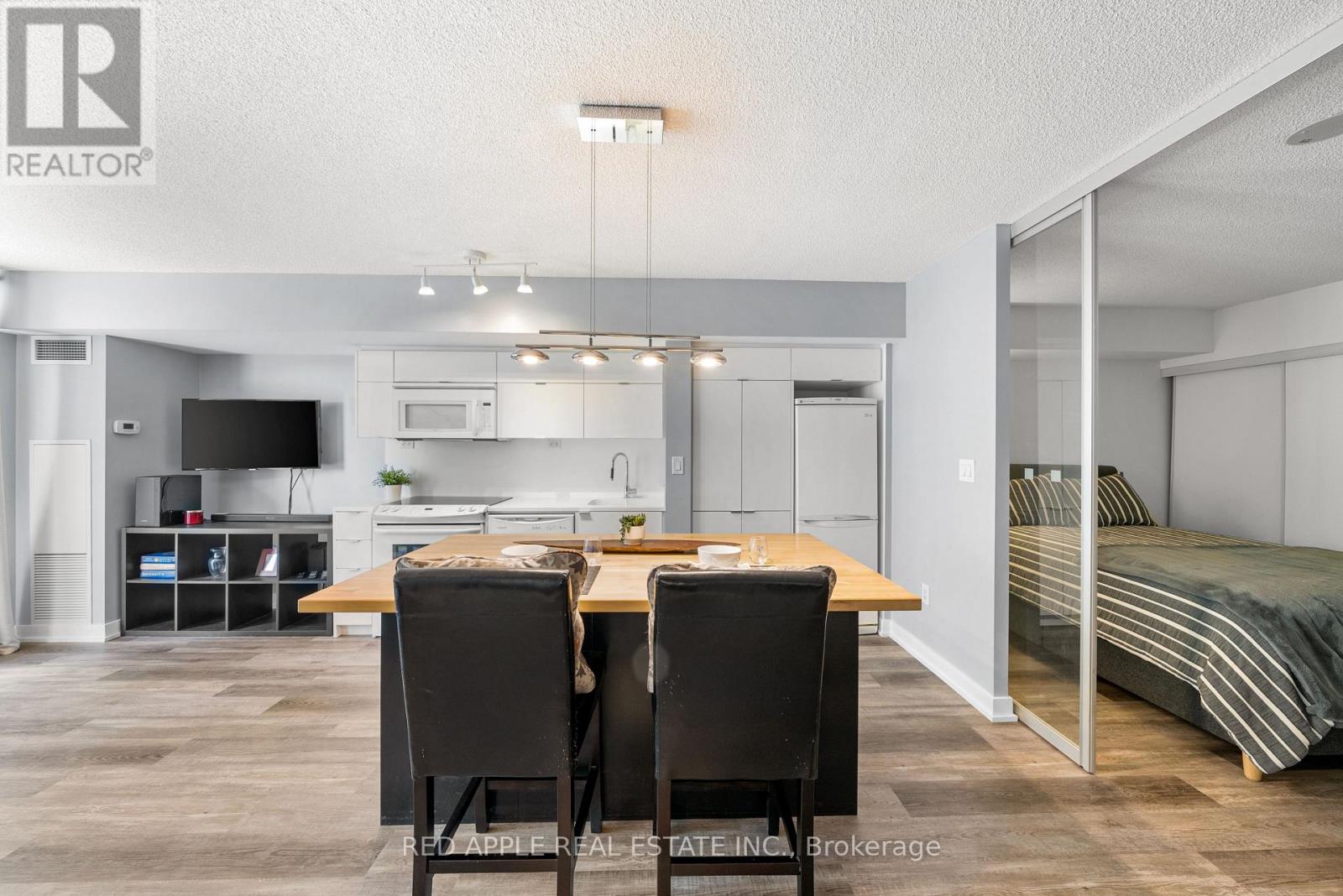 530 - 21 Iceboat Terrace, Toronto, Ontario  M5V 4A9 - Photo 8 - C12201879