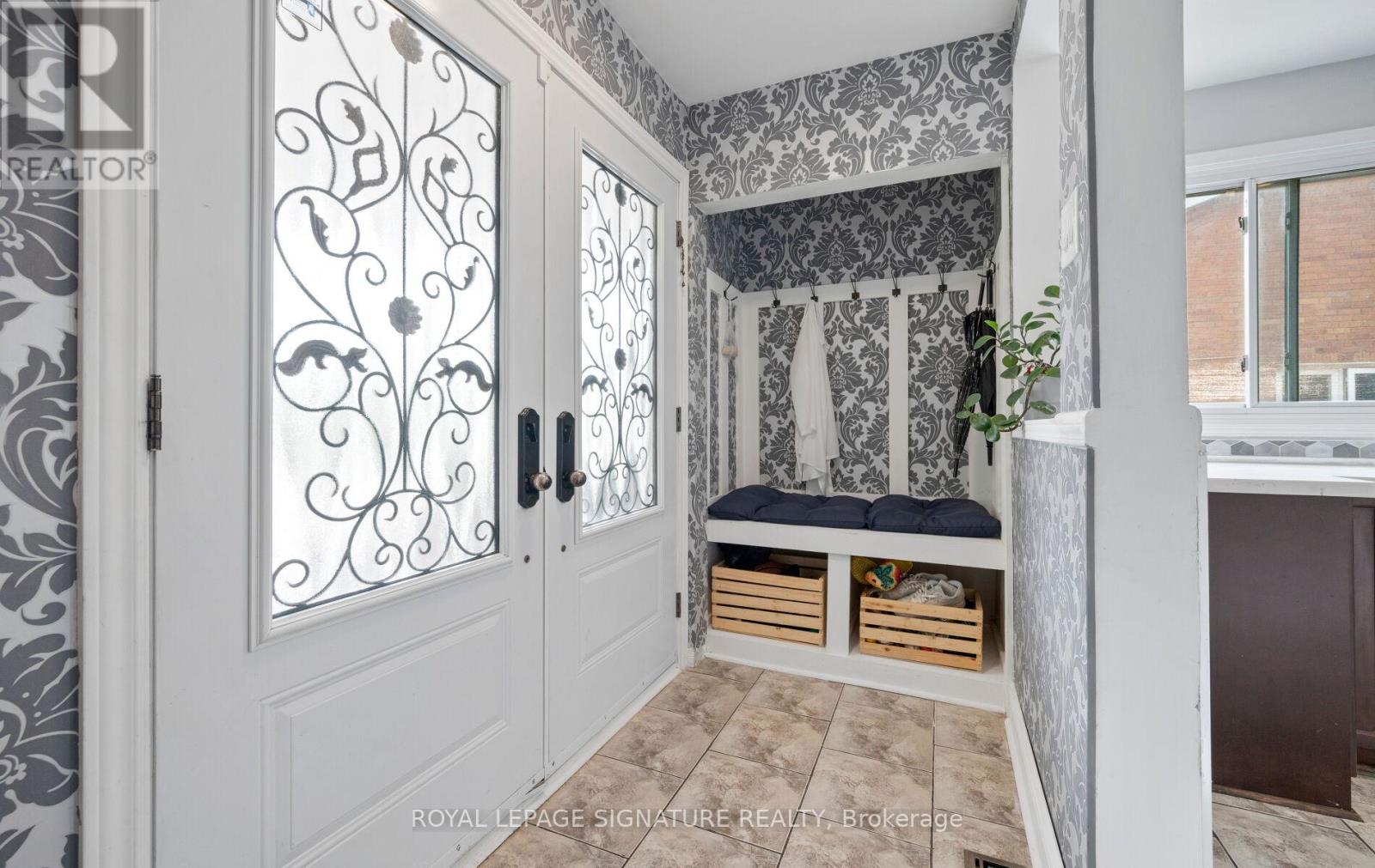 1807 Sandgate Crescent, Mississauga, Ontario  L5J 2E7 - Photo 4 - W12204806