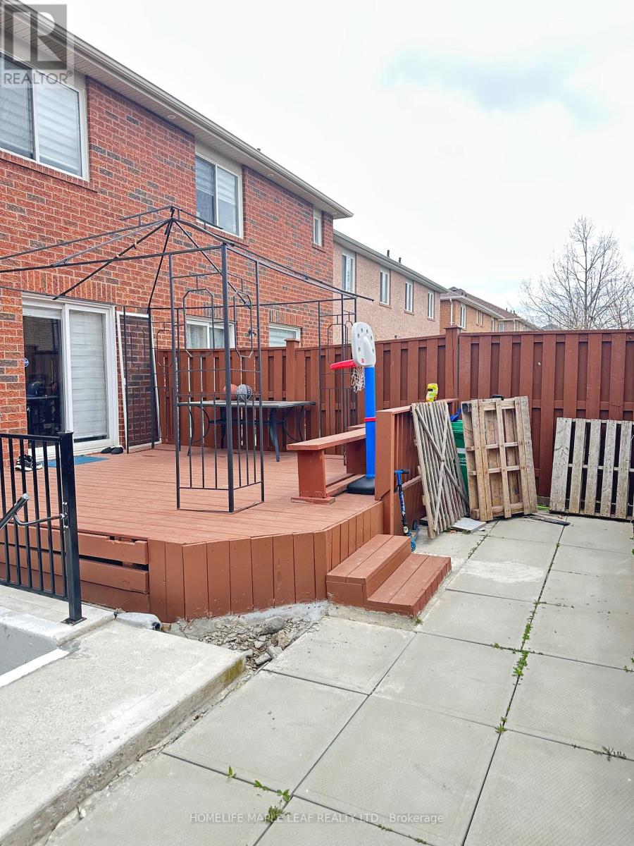 17 Hollingsworth Circle, Brampton, Ontario  L7A 0J7 - Photo 11 - W12123072