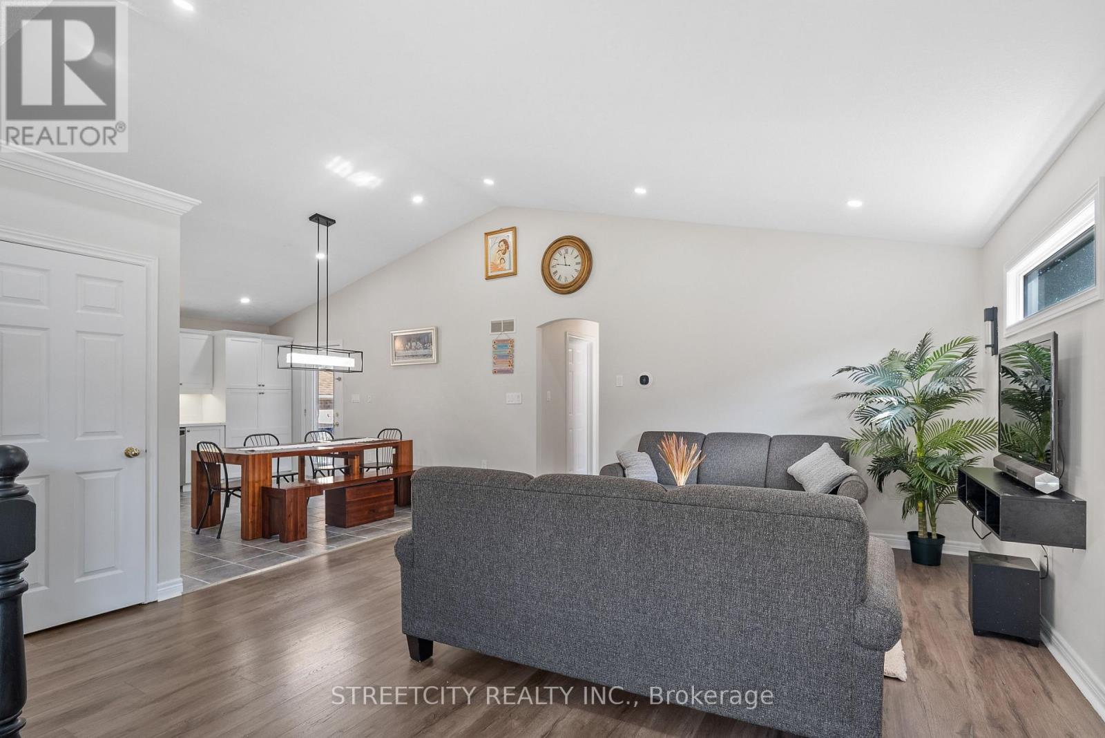 131 Bridle Path, Strathroy-Caradoc, Ontario  N7G 4K2 - Photo 7 - X12204868