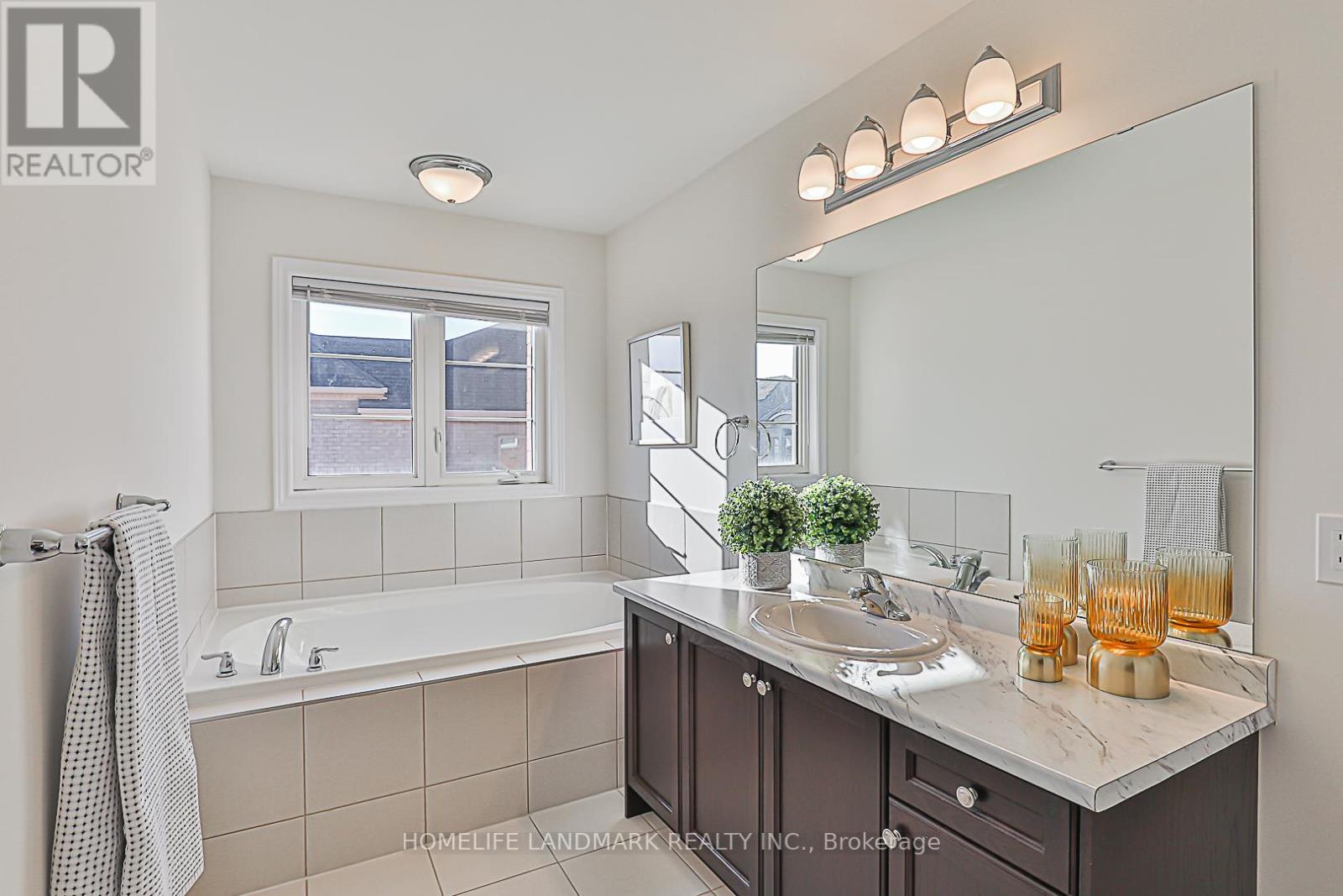 35 Thornapple Lane, Richmond Hill, Ontario  L4E 1E7 - Photo 15 - N12204869