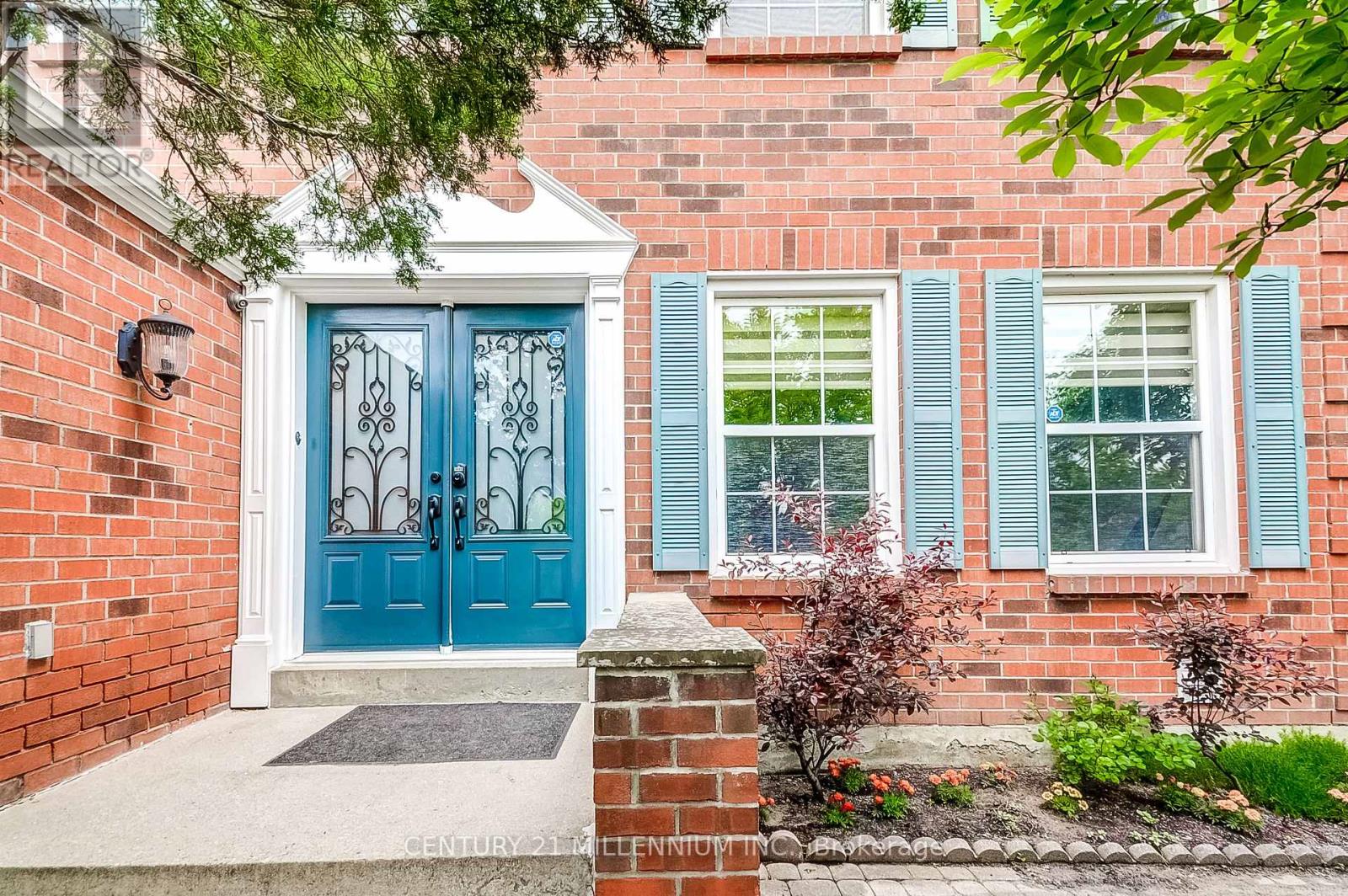 8 Newport Street, Brampton, Ontario  L6S 4M1 - Photo 2 - W12204865
