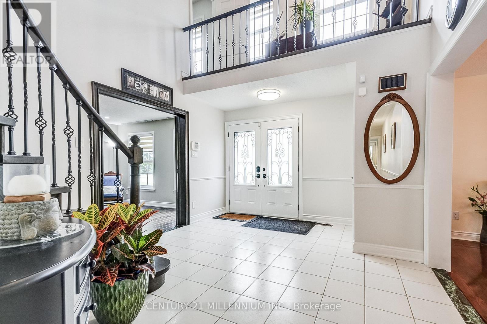 8 Newport Street, Brampton, Ontario  L6S 4M1 - Photo 3 - W12204865