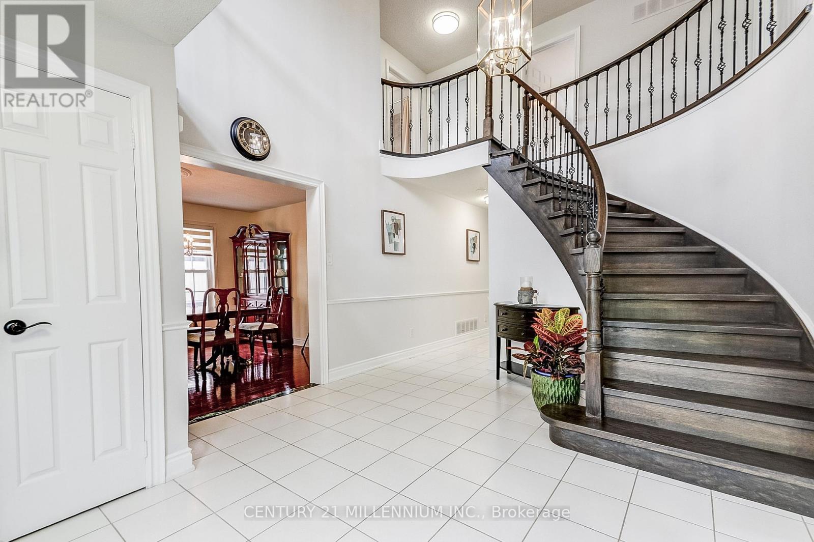 8 Newport Street, Brampton, Ontario  L6S 4M1 - Photo 4 - W12204865