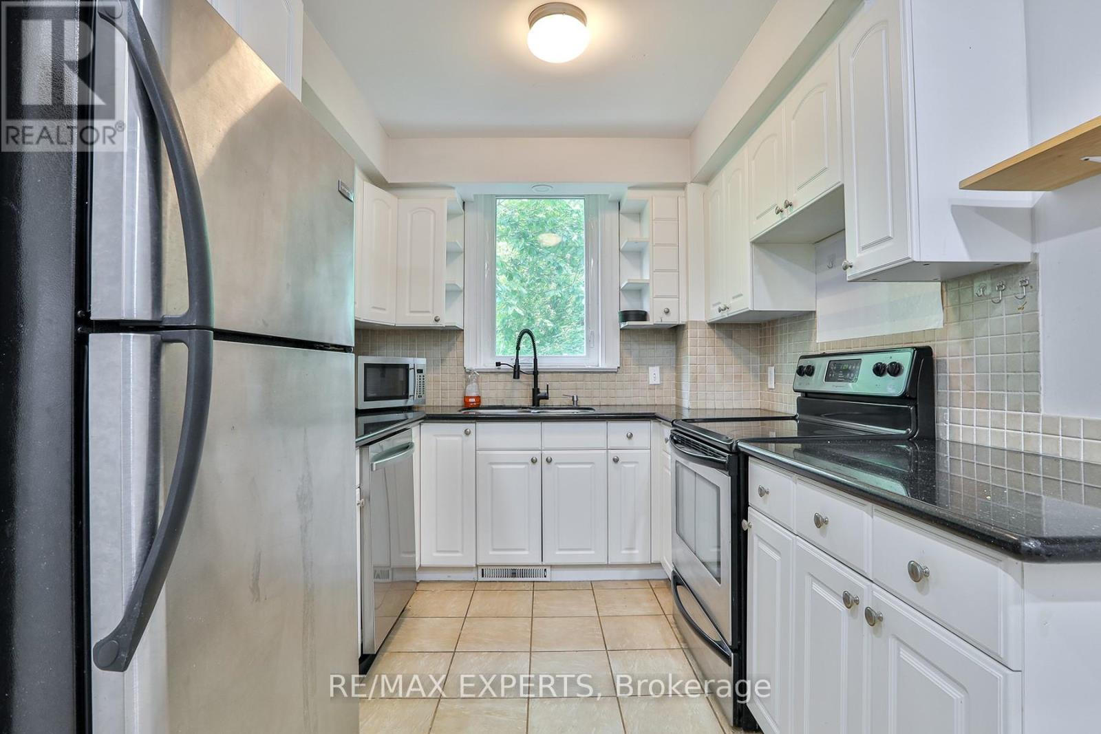 2 - 237 Douglas Avenue, Toronto, Ontario  M5M 1G9 - Photo 11 - C12204867