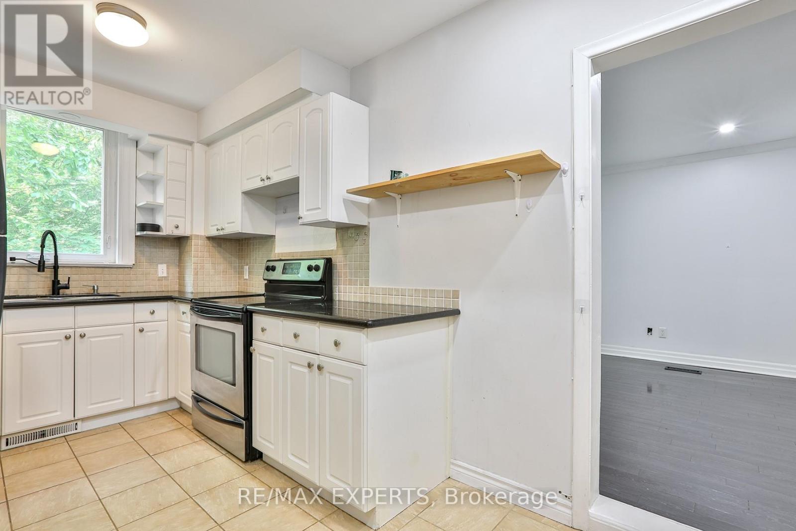 2 - 237 Douglas Avenue, Toronto, Ontario  M5M 1G9 - Photo 10 - C12204867