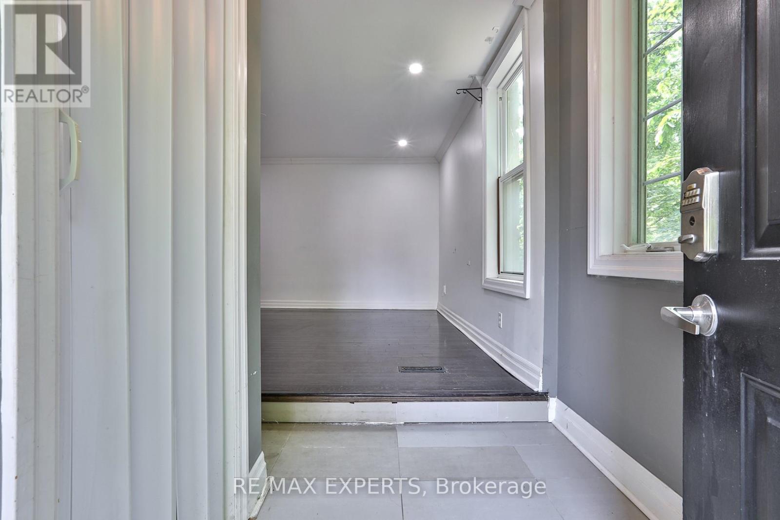 2 - 237 Douglas Avenue, Toronto, Ontario  M5M 1G9 - Photo 3 - C12204867