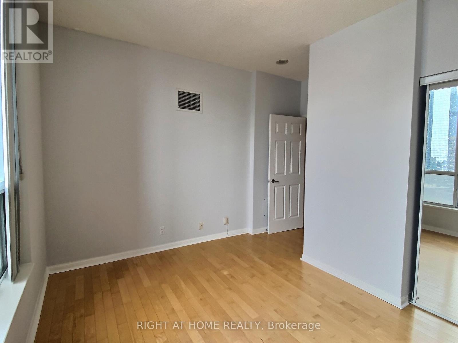 2125 - 230 Queens Quay W, Toronto, Ontario  M5J 2Y7 - Photo 16 - C12204870