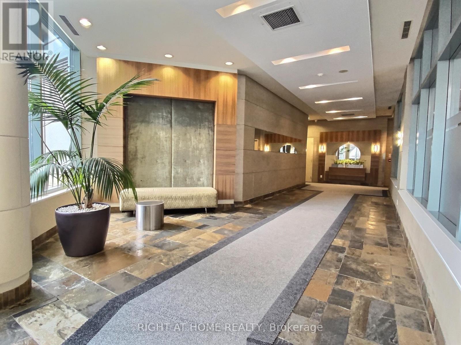 2125 - 230 Queens Quay W, Toronto, Ontario  M5J 2Y7 - Photo 4 - C12204870