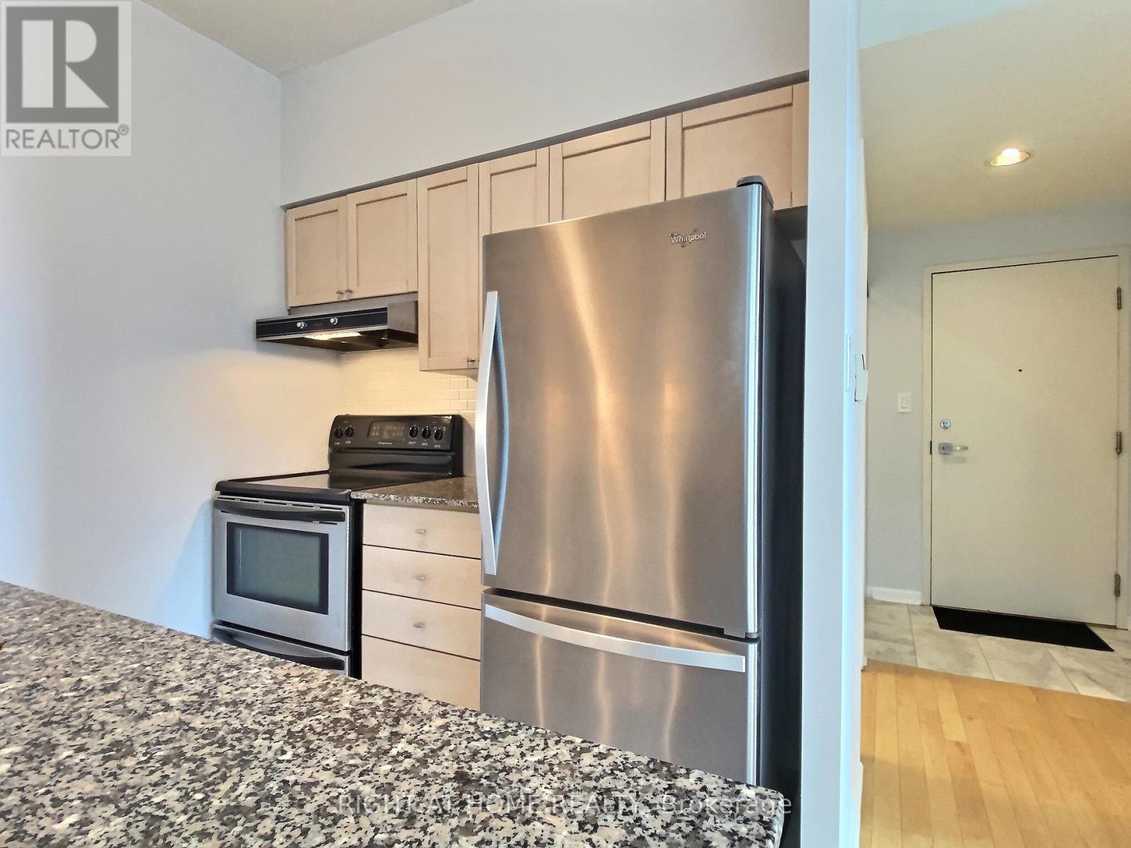 2125 - 230 Queens Quay W, Toronto, Ontario  M5J 2Y7 - Photo 8 - C12204870