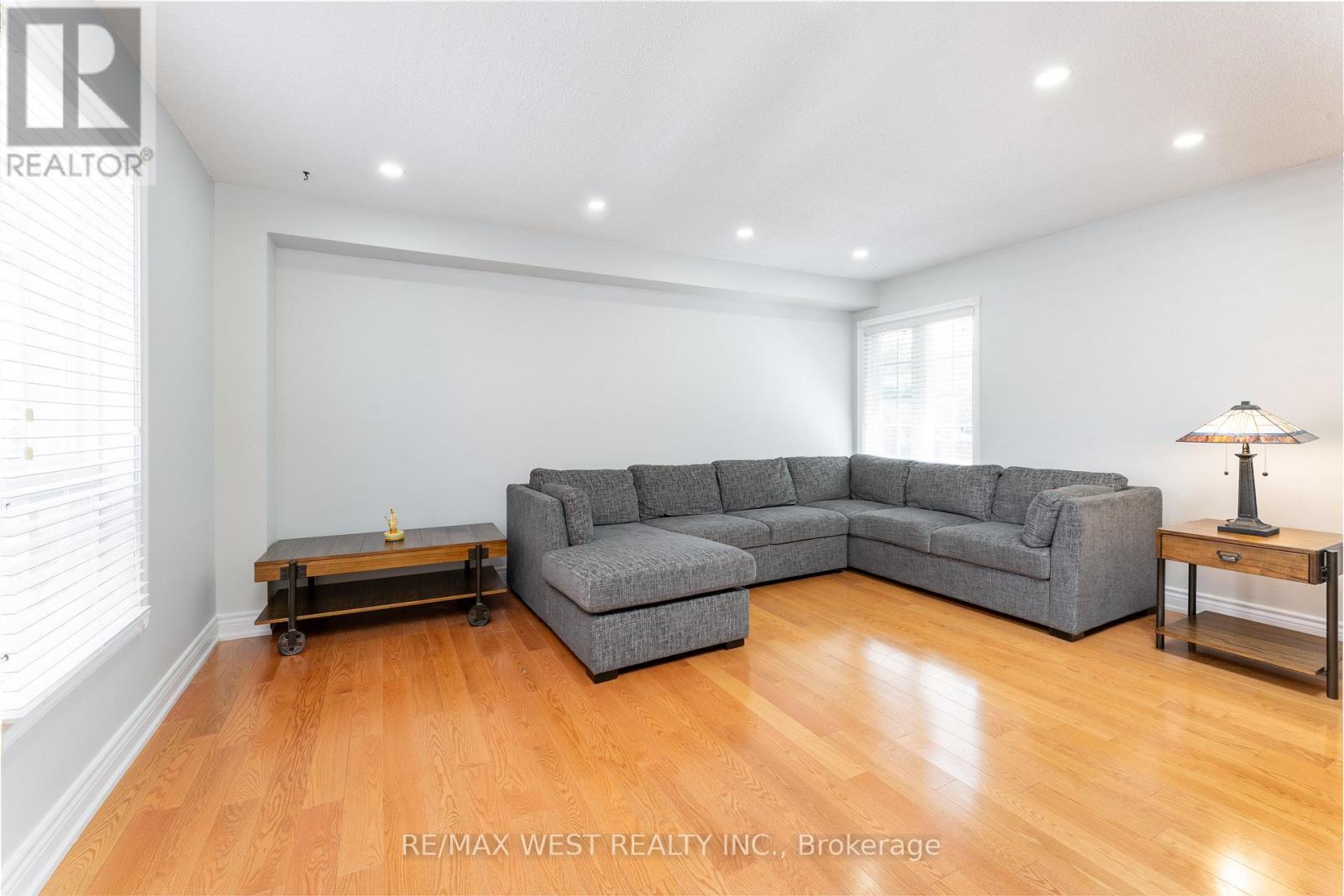 991 Mannington Lane, Mississauga, Ontario  L4W 3X6 - Photo 5 - W12186435