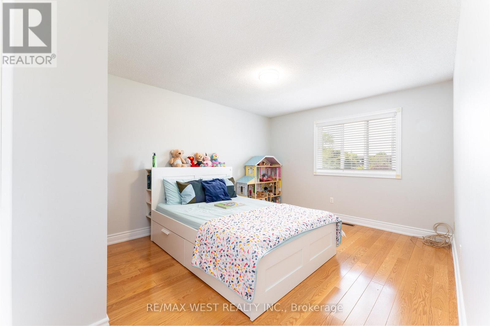 991 Mannington Lane, Mississauga, Ontario  L4W 3X6 - Photo 11 - W12186435