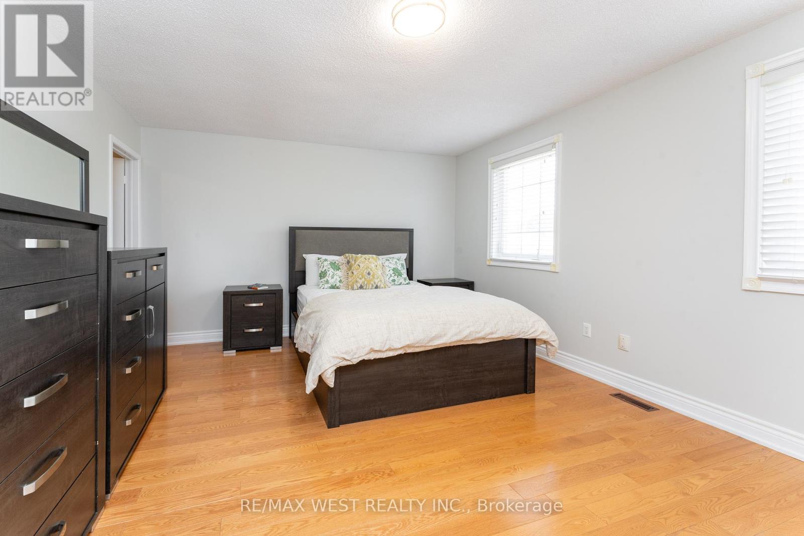 991 Mannington Lane, Mississauga, Ontario  L4W 3X6 - Photo 14 - W12186435