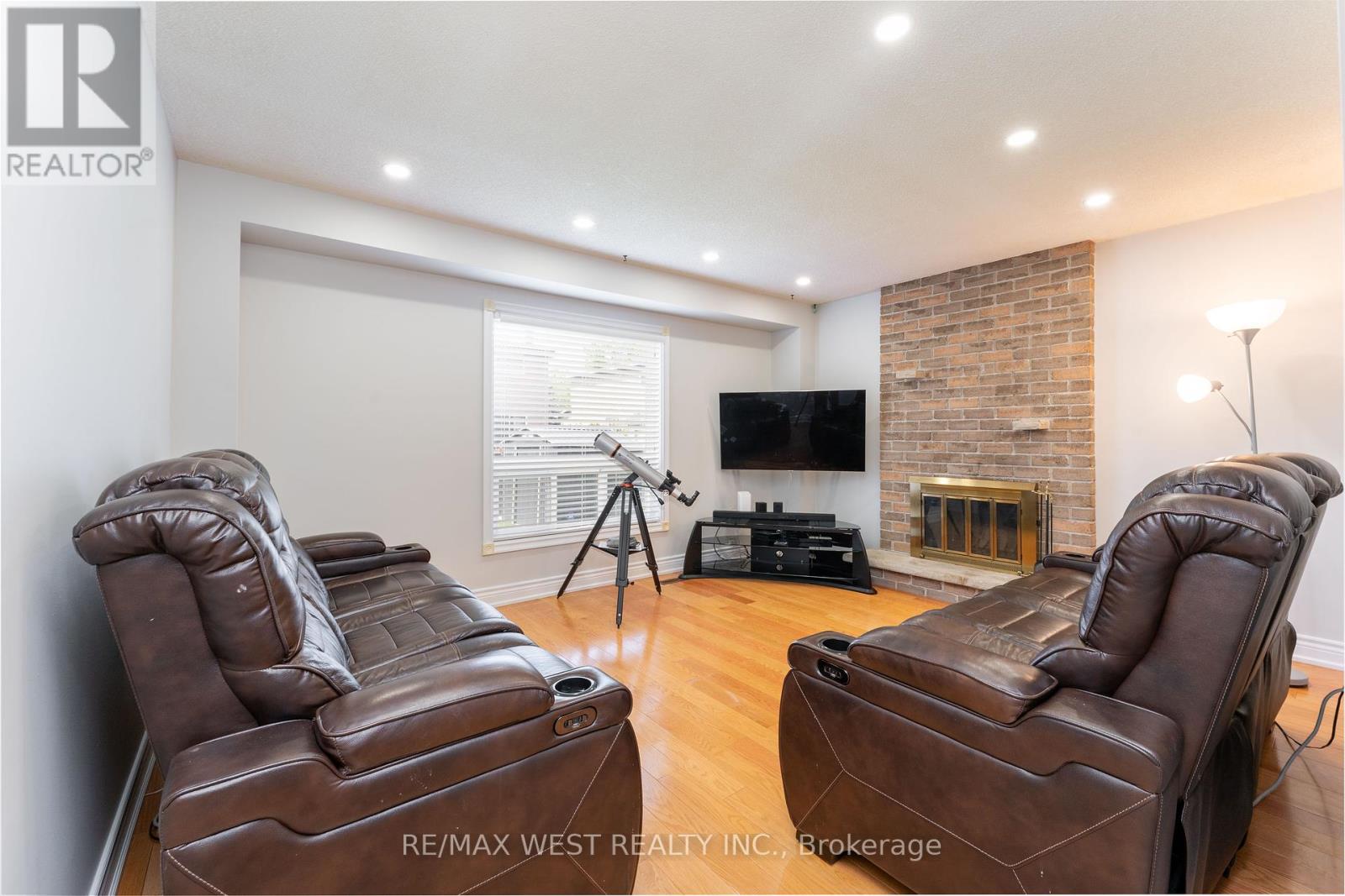 991 Mannington Lane, Mississauga, Ontario  L4W 3X6 - Photo 7 - W12186435