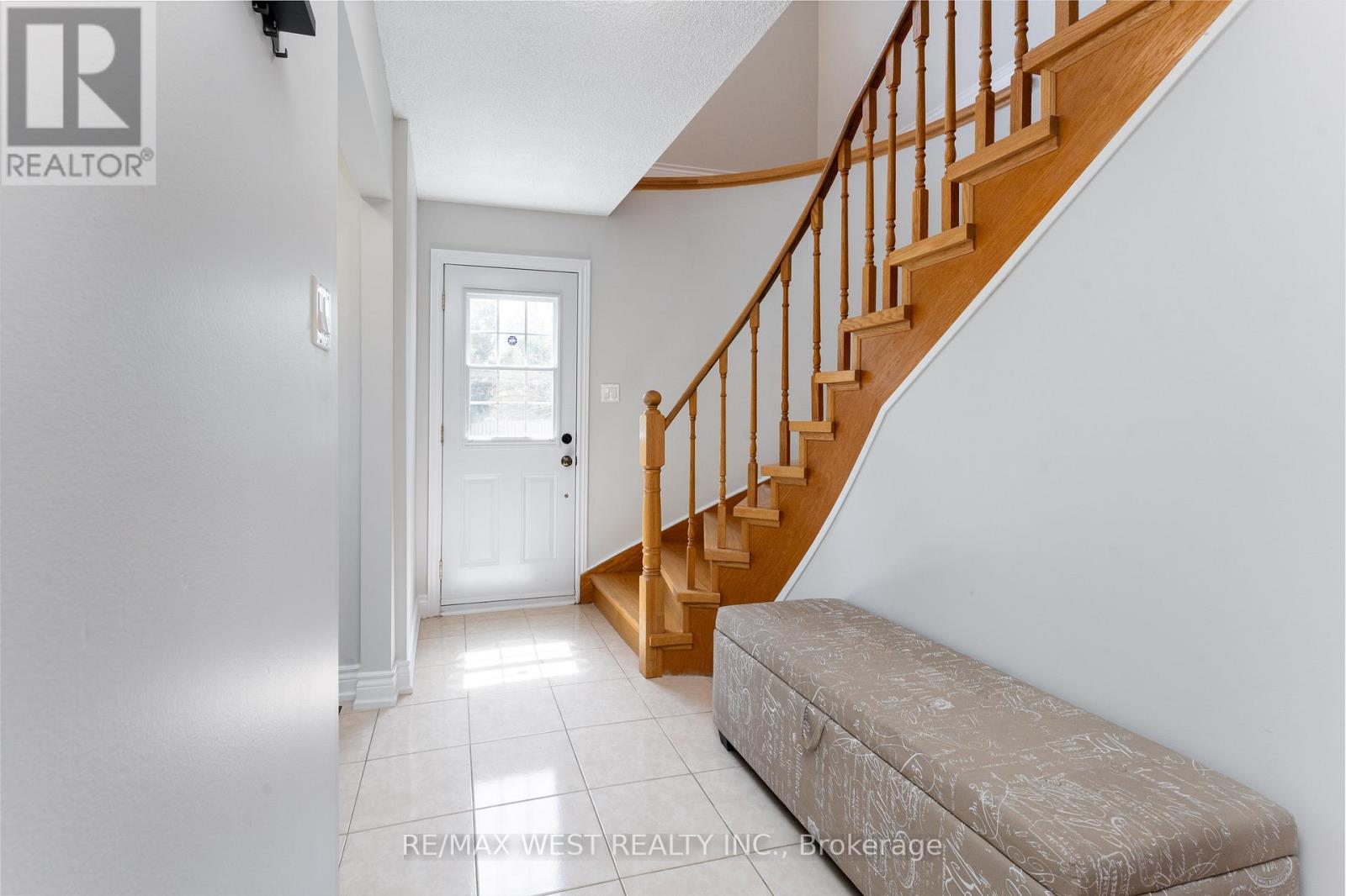 991 Mannington Lane, Mississauga, Ontario  L4W 3X6 - Photo 3 - W12186435