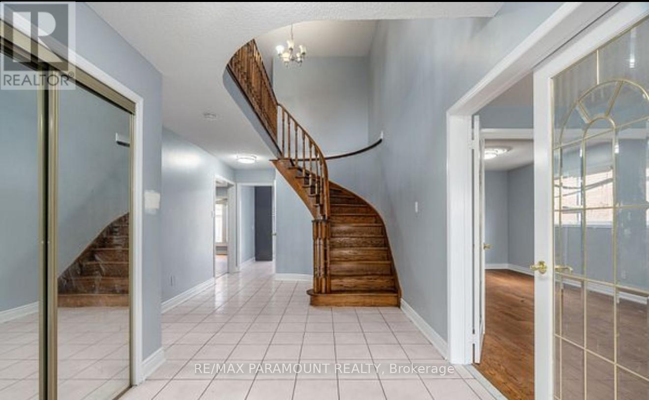 179 Kingknoll Drive, Brampton, Ontario  L6Y 4N6 - Photo 1 - W12204905