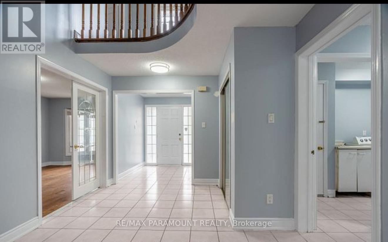 179 Kingknoll Drive, Brampton, Ontario  L6Y 4N6 - Photo 2 - W12204905