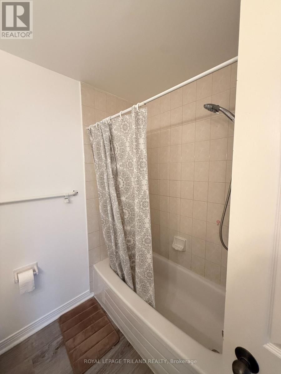 404 - 440 Central Avenue E, London East (East F), Ontario  N6B 2E5 - Photo 12 - X12198807