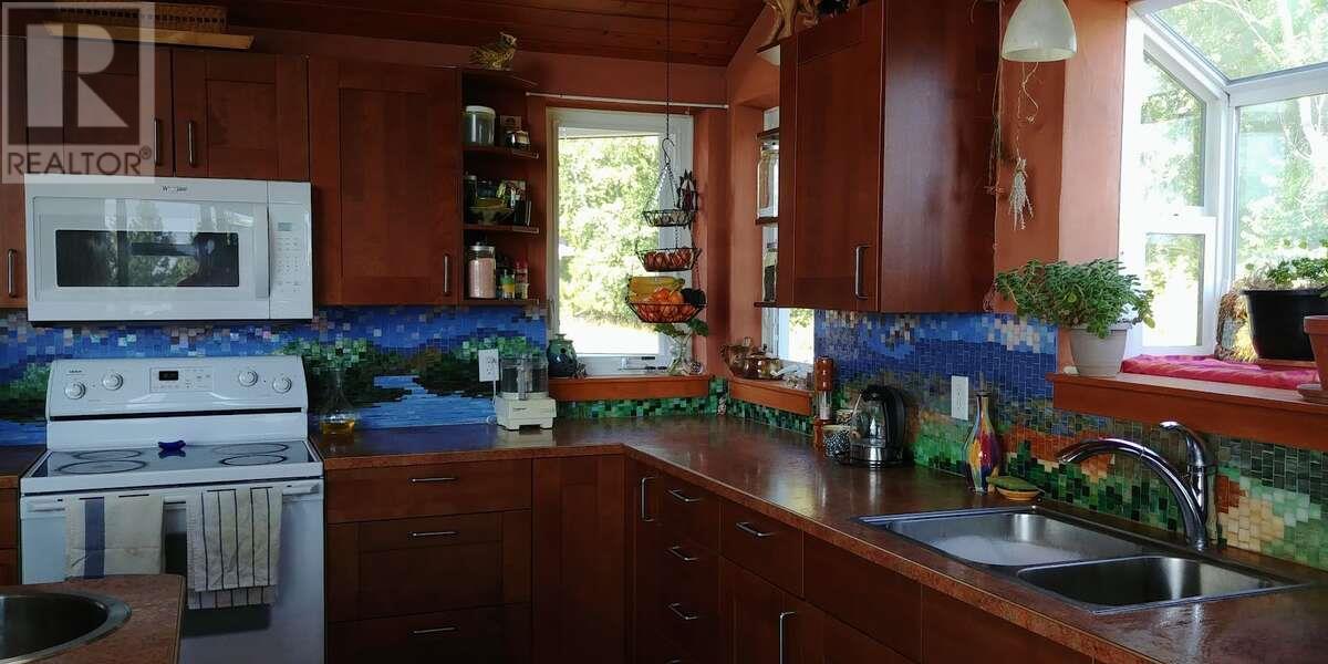 1067 Simmons Road, Creston, British Columbia  V0B 1G7 - Photo 4 - 10351317
