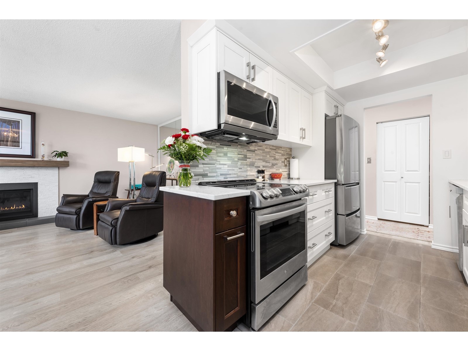 305 15010 Roper Avenue, White Rock, British Columbia  V4B 5A9 - Photo 7 - R3008332