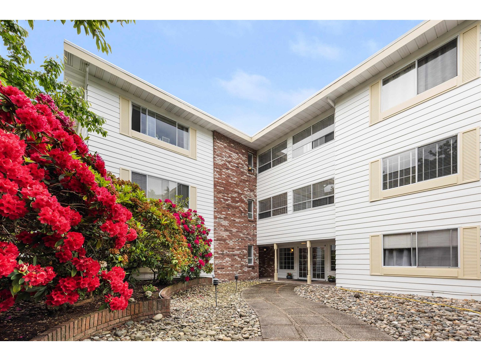 305 15010 Roper Avenue, White Rock, British Columbia  V4B 5A9 - Photo 4 - R3008332