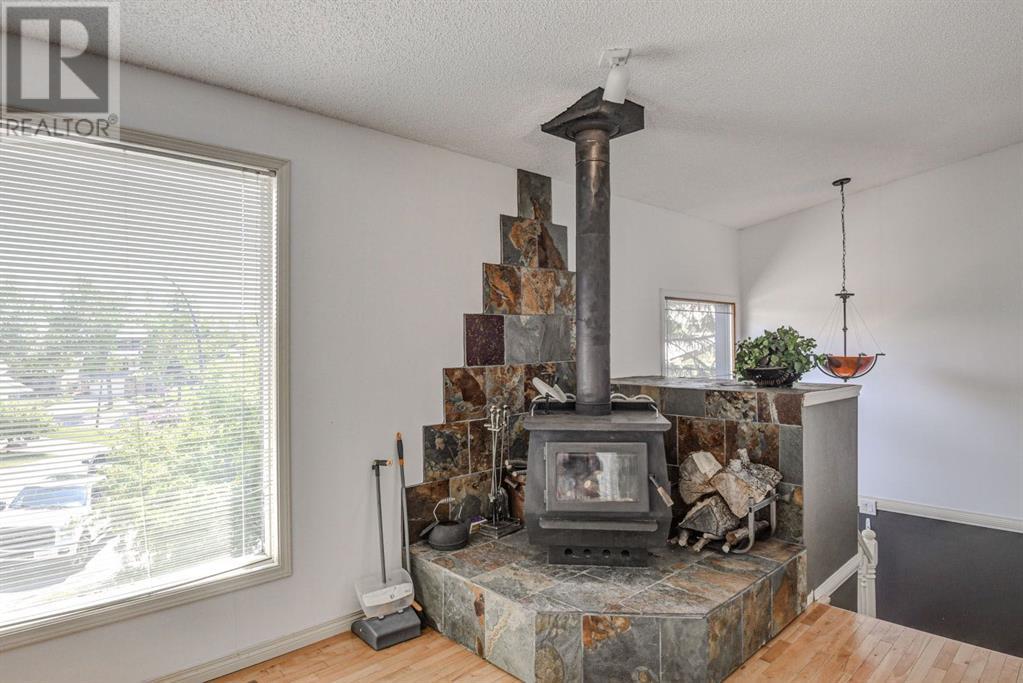32 Hawkridge Court Nw, Calgary, Alberta  T3R 3C1 - Photo 4 - A2228020