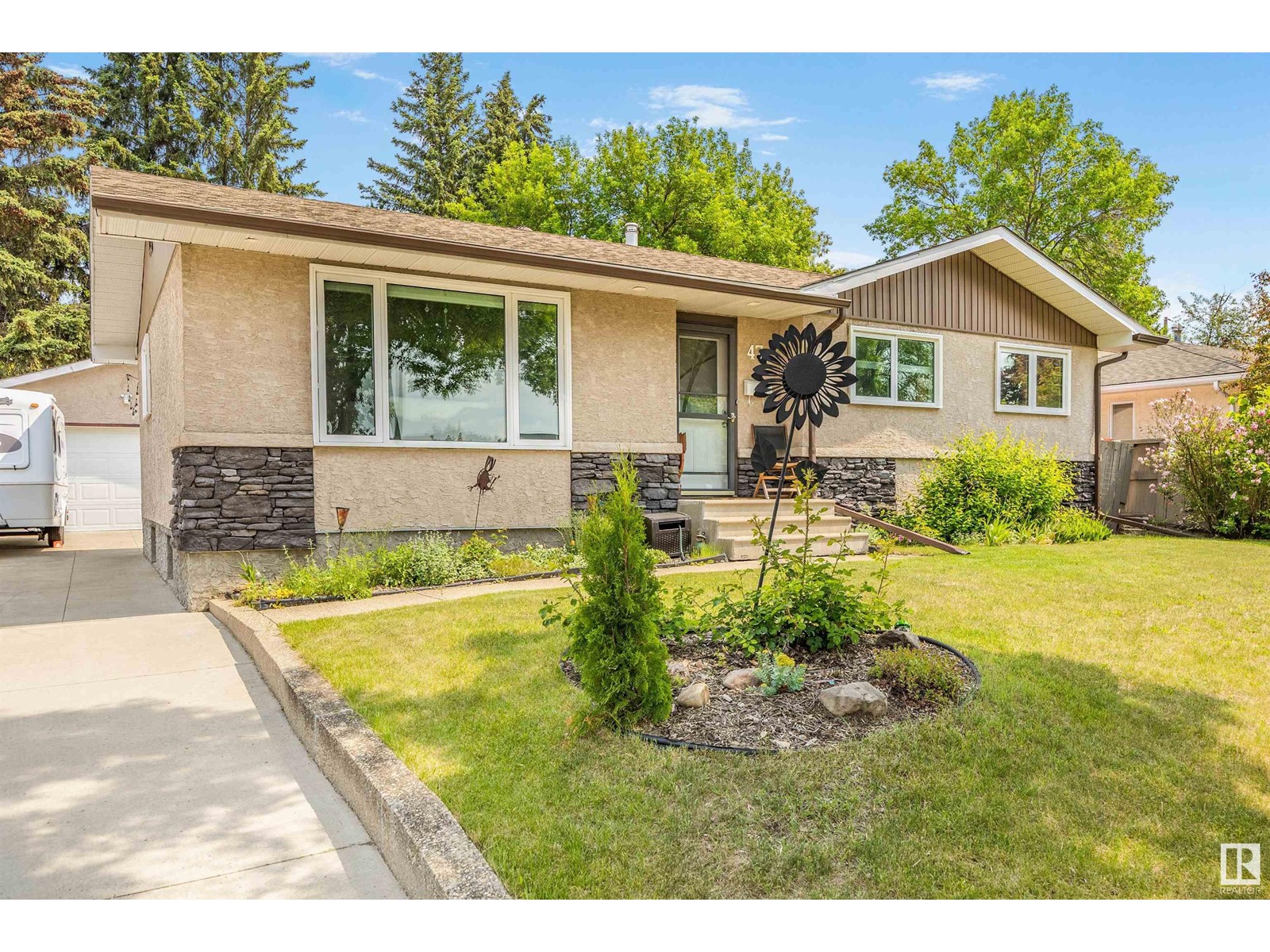 Property at 47 SHERIDAN DR image 3