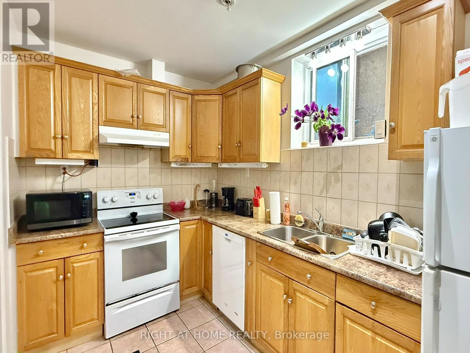 20 Belvidere Avenue, Toronto, Ontario  M6C 1P5 - Photo 13 - C12204973