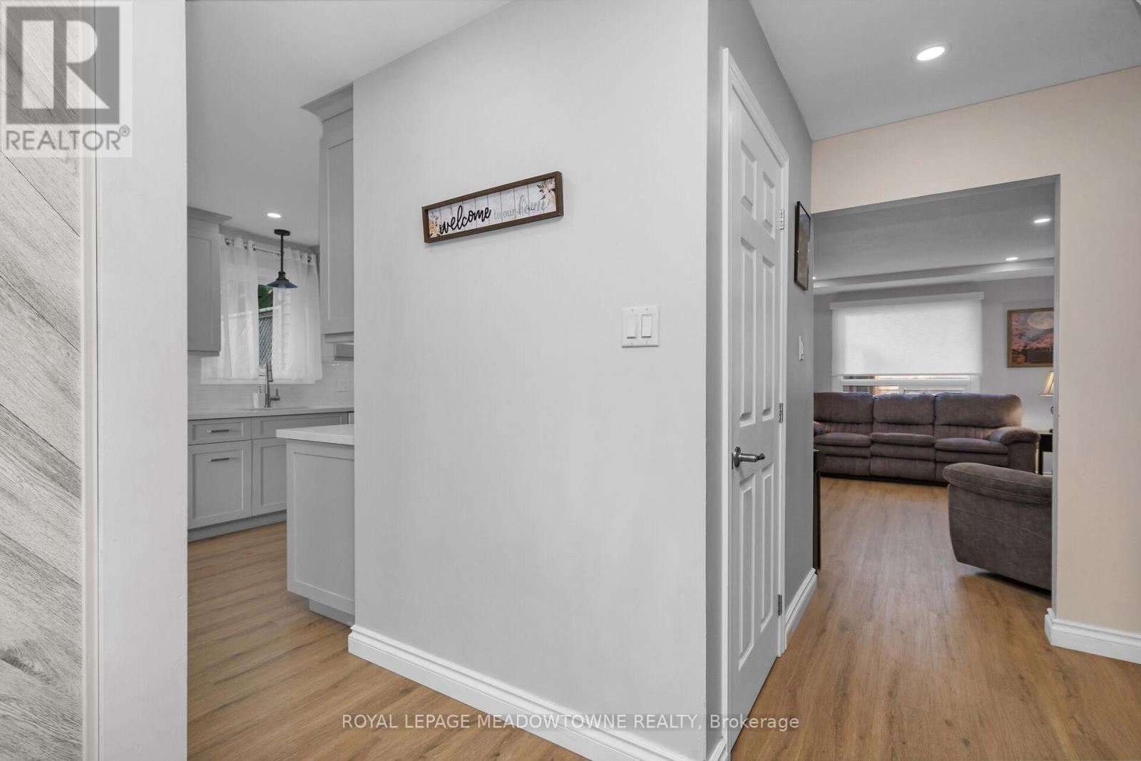 19 Ransom Street, Halton Hills, Ontario  L7J 2V9 - Photo 4 - W12204991