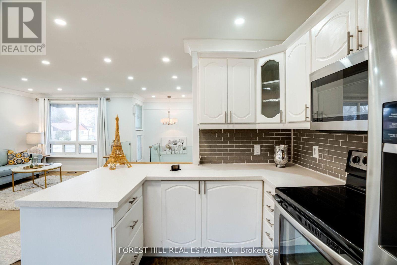 1 Willis Drive, Aurora, Ontario  L4G 2J8 - Photo 10 - N12202150