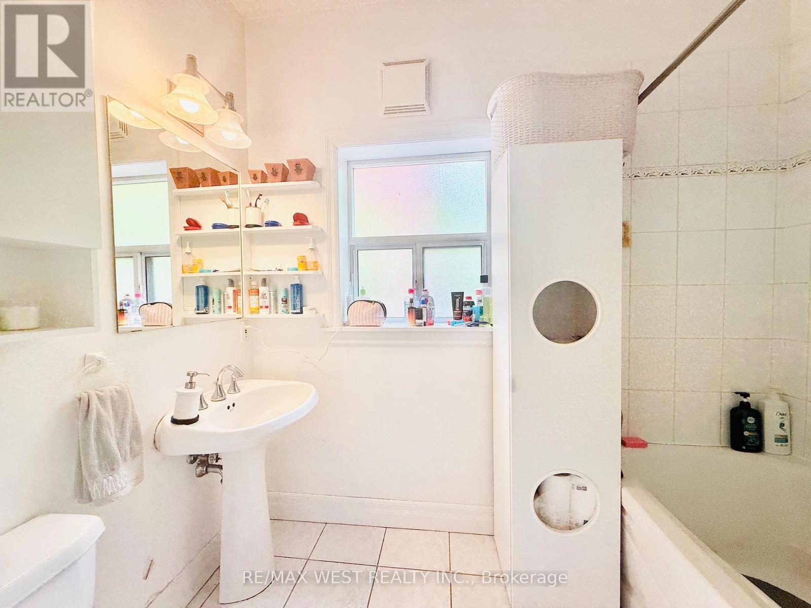 1 - 12 Foxbar Road, Toronto, Ontario  M4V 2G6 - Photo 14 - C12205019