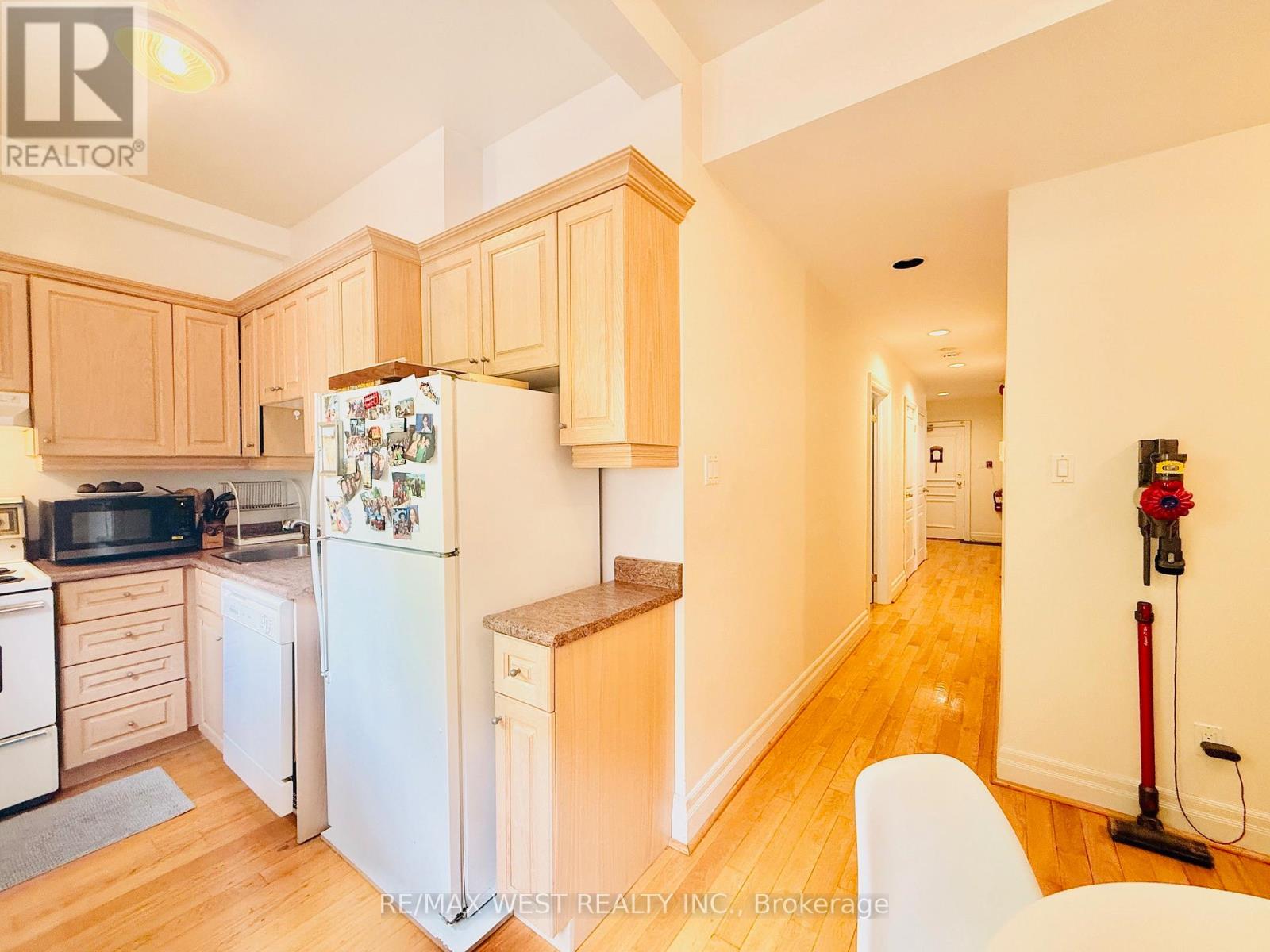 1 - 12 Foxbar Road, Toronto, Ontario  M4V 2G6 - Photo 6 - C12205019