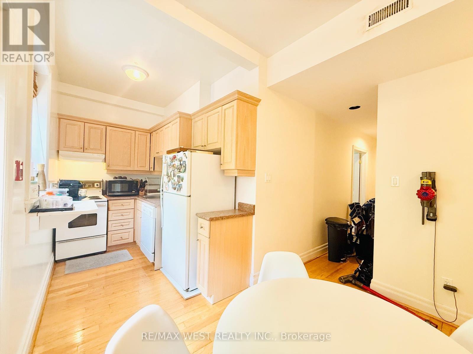 1 - 12 Foxbar Road, Toronto, Ontario  M4V 2G6 - Photo 7 - C12205019
