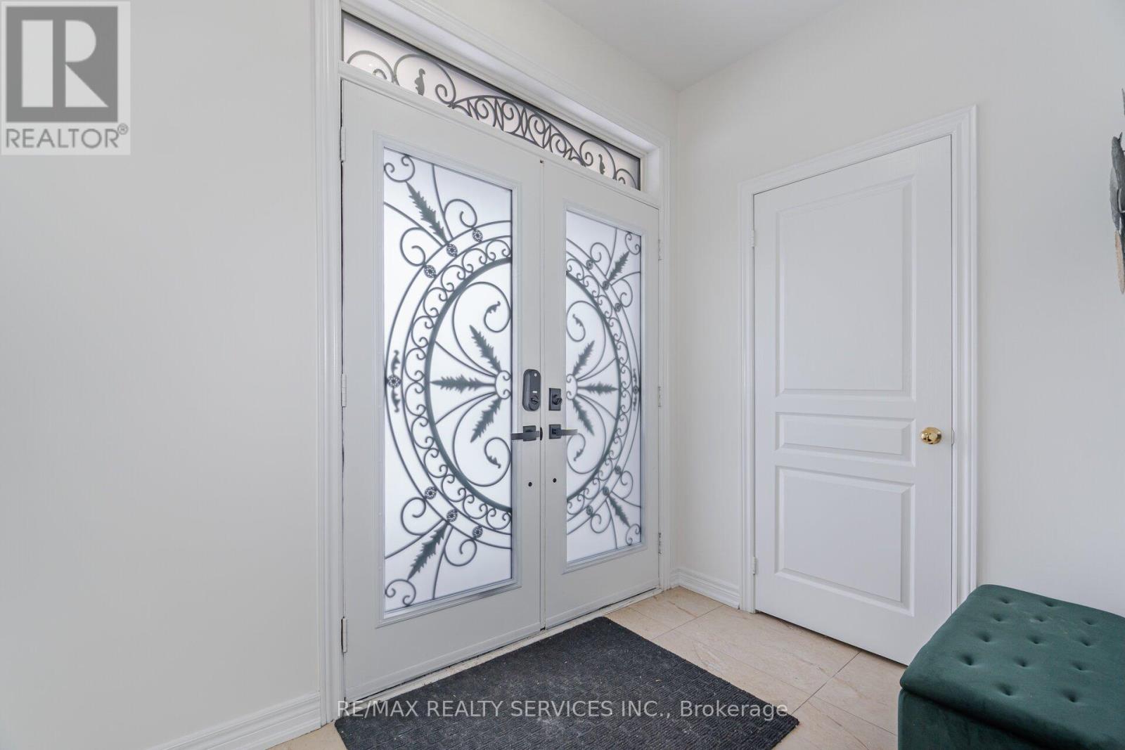 71 Vanderpool Crescent, Brampton, Ontario  L6P 3W2 - Photo 5 - W12204810
